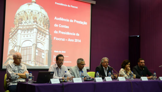Foto de mesa com Presidente, vice-presidentes e chefe de gabinete da presidência da Fiocruz 