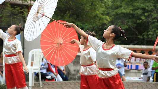 Meninas dançando com roupas típicas do Japão