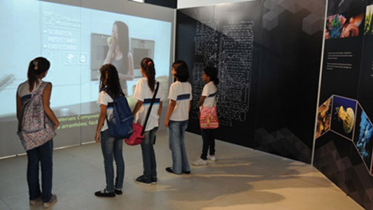 Estudantes na exposição