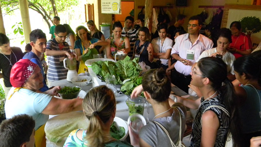 Participantes do seminário preparando alimentos vivos