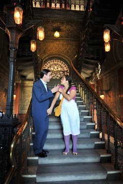 Casal encena peça nas escadarias do Castelo