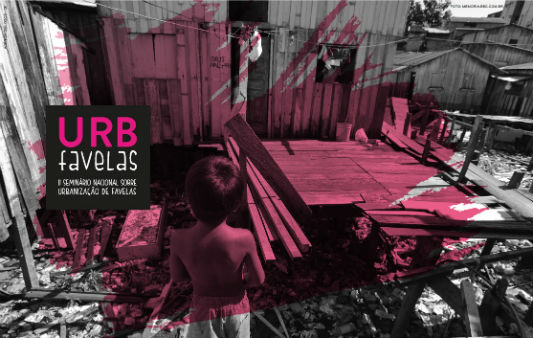 Foto de criança de costas olhando para um barraco de madeira em favela, com aplicação de cor e marca do evento