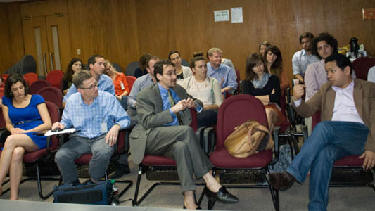 Imagem de pessoas em sala de aula em debate