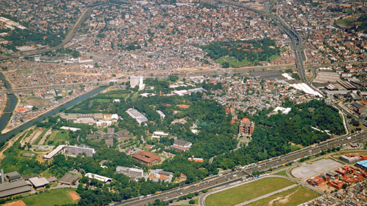 Vista aérea mostrando a Fiocruz e a comunidade de Manguinhos