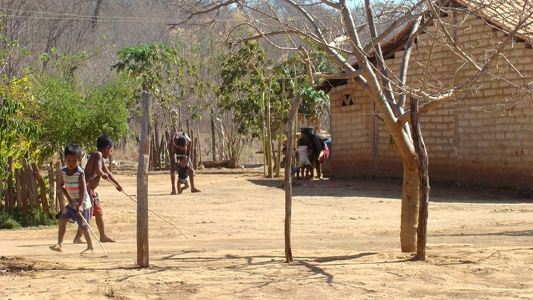 Foto de crianças brincando em área rural