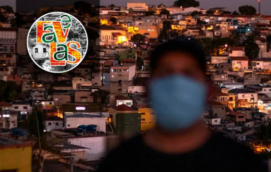 Homem de máscara na frente de uma favela