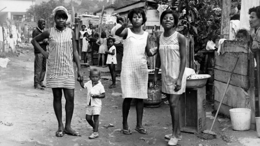 Três mulheres e uma criança na favela