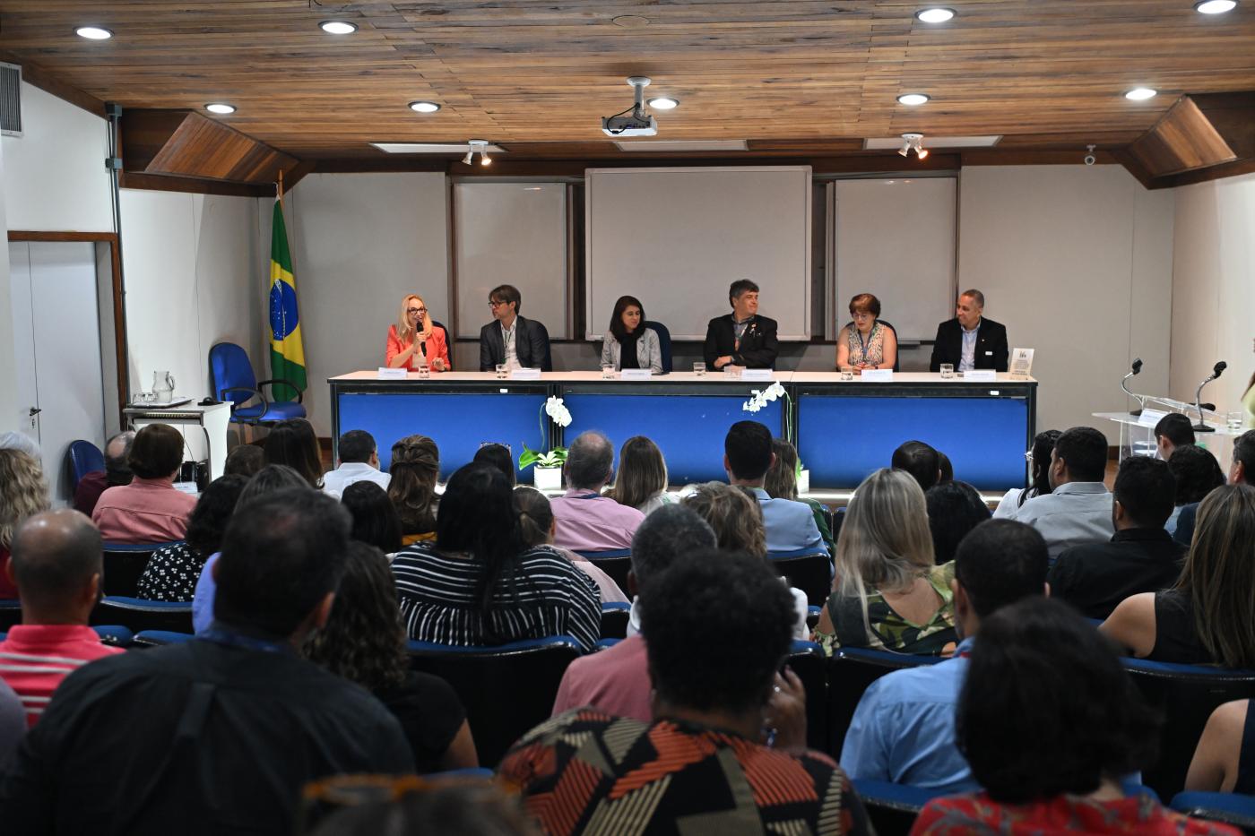 Auditório com pessoas ao redor