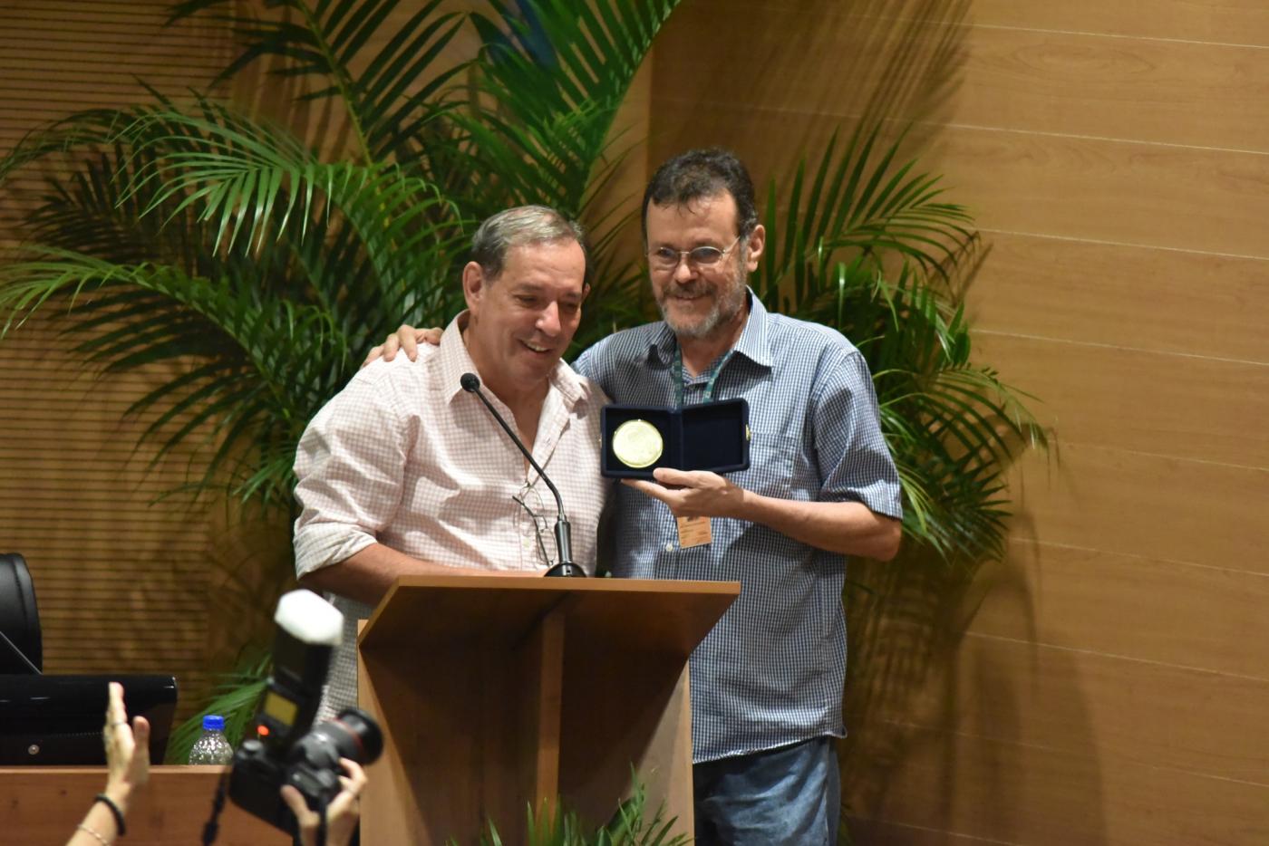 Leonídio Madureira recebe Medalha Careli