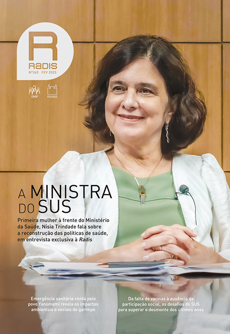 Nísia Trindade aparece sorrindo na capa da revista. A ministra do SUS
