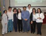 Dra Maria do Carmo Leal (centro) cumprimenta os orientadores do curso