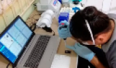 Pesquisador trabalhando no laboratório