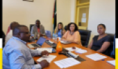 Representantes da Fiocruz e do Instituto Nacional de Saúde de Moçambique sentados ao redor de uma mesa