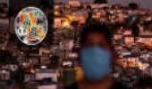 Homem de máscara na entrada de uma favela