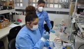 Pesquisadora trabalhando no laboratório da Fiocruz Minas