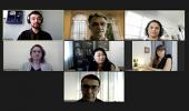 Reprodução de reunião em plataformas online com várias pessoas em mosaico