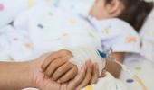 Criança no leito do hospital tomando soro
