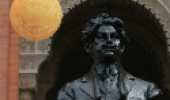 Estátua com o rosto de Oswaldo Cruz em frente ao castelo Fiocruz