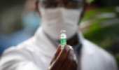 Médico segurando a ampola de uma vacina
