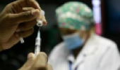 Vacina sendo colocada na seringa