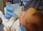 Bebê mamando no hospital