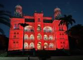 Castelo Fiocruz iluminado de vermelho