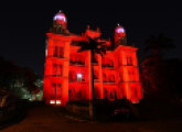 Castelo Mourisco da Fiocruz iluminado de vermelho 