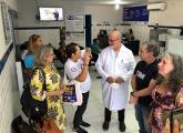 Médico conversando com pacientes em uma clínica em Pilar