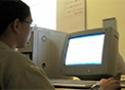 Estudante em frente a um computador