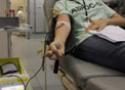 Detalhe de braço de funcionário da Fiocruz em doação de sangue na sala de coleta do Hemorio