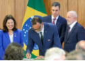 Mário Moreira assinando o memorando ao lado do Presidente Luiz Inácio Lula da Sila, do presidente do governo da Espanha Pedro Sánchez e a embaixadora da Espanha no Brasil, Mar Fernández-Palacios Carmona