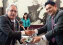 O presidente da Fiocruz, Paulo Gadelha, e o presidente da Merck Serono para América Latina, Lawrence Ganti, se dão as mãos na assinatura do contrato (Foto: Peter Ilicciev)