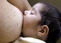 Bebê mamando no peito