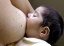 Foto de um bebê mamando no peito