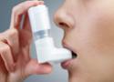Foto de uma mulher usando a bombinha de ar devido a asma