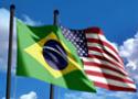 Imagem das bandeiras do Brasil e dos Estados Unidos hasteadas