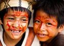 Duas crianças indígenas