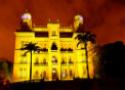 Foto do castelo com iluminação amarela