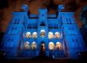 Castelo iluminado de azul