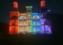 Castelo Fiocruz iluminado com as cores do Arco-Iris