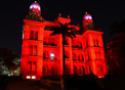Castelo mourisco iluminado de vermelho