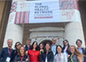 Equipe de profissionais da Fiocruz se reúne para foto em frente a entrada da "The Global Health Network Conference" na  Cidade do Cabo