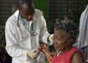 Mulher haitiana sendo atendida por um médico