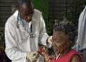 Médico atende paciente mulher no Haiti