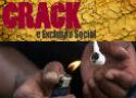 Foto de mãos de uma pessoa negra segurando cigarro de crack e isqueiro
