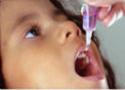 Criança tomando vacina contra poliomielite