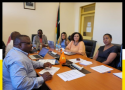 Representantes da Fiocruz e do Instituto Nacional de Saúde de Moçambique sentados ao redor de uma mesa