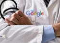 Foco em tronco de homem, de braços cruzados sobre jaleco branco escrito "Dr. Google"