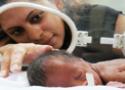 Imagem de mulher fazendo carinho em bebê na incubadora