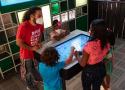 Crianças visitando uma exposição na Fiocruz
